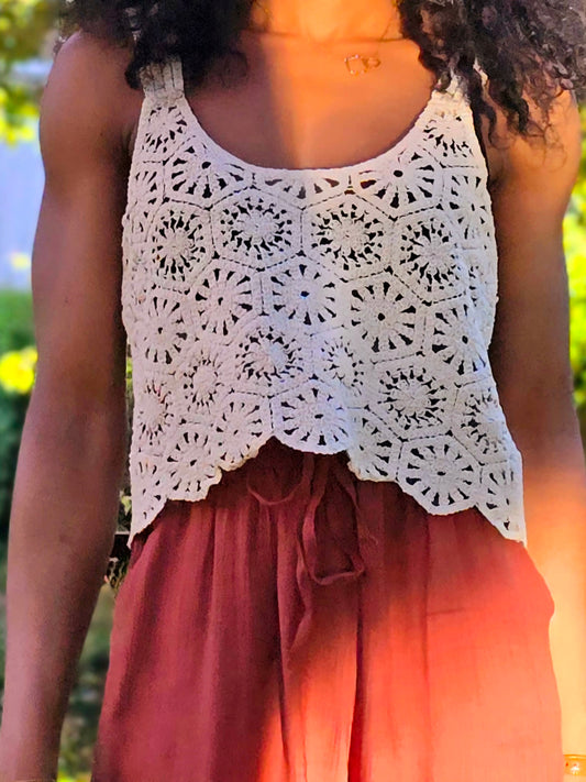 Idéal pour un look de plage, festival ou brunch estival
crop top macramé, haut bohème femme, top été beige, top macramé Esma Shop, crop top bohème chic