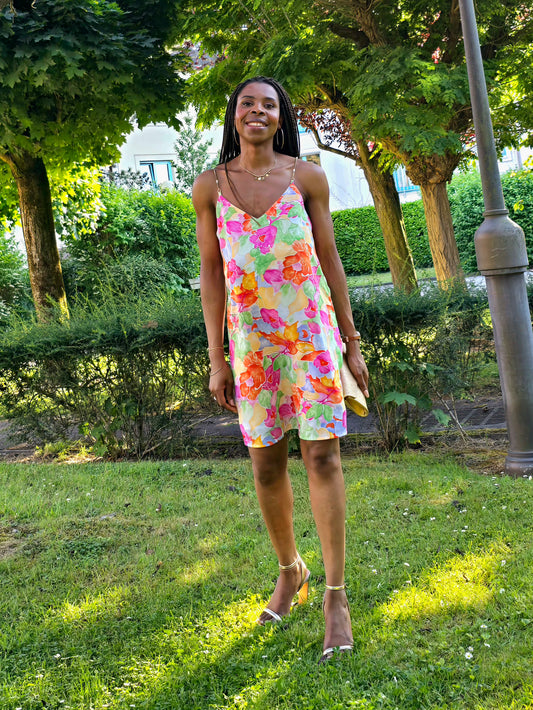 robe fleurie mini femme, robe d'été fleurie, robe avec bretelles en perles, robe chic bohème, robe romantique été, robe à fleurs tendance, robe légère été femme, robe courte florale, robe perles élégante, robe estivale stylée