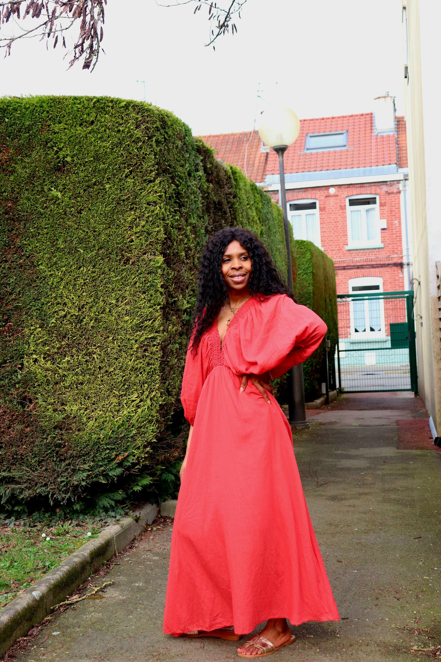 robe longue été femme, robe coton rouge orange, robe fluide bohème chic, robe décolleté V plongeant, robe manches bouffantes, robe légère vacances, robe voile de coton femme, robe maxi tendance 2025, robe été élégante, robe style bohème