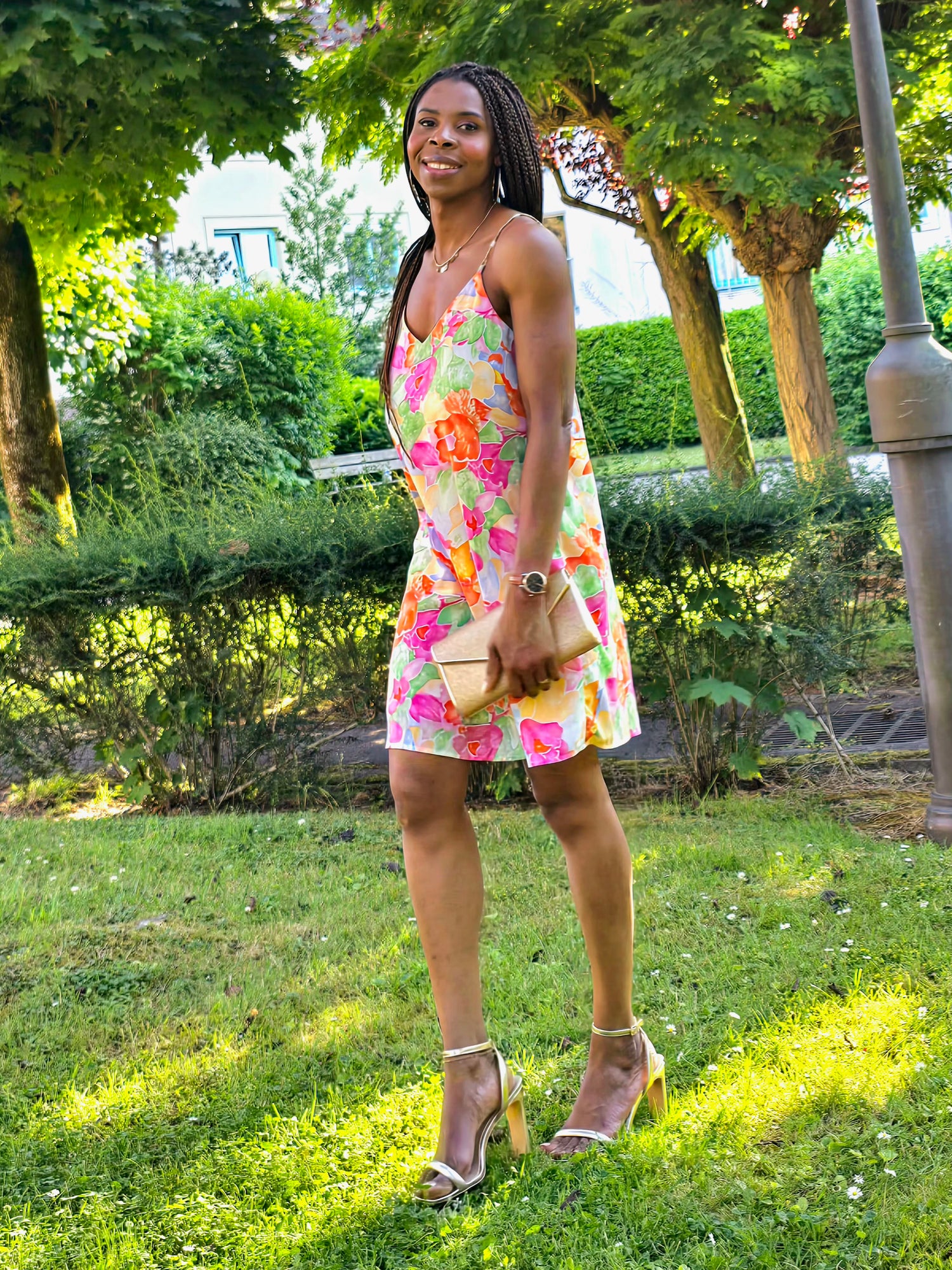robe fleurie mini femme, robe d'été fleurie, robe avec bretelles en perles, robe chic bohème, robe romantique été, robe à fleurs tendance, robe légère été femme, robe courte florale, robe perles élégante, robe estivale stylée