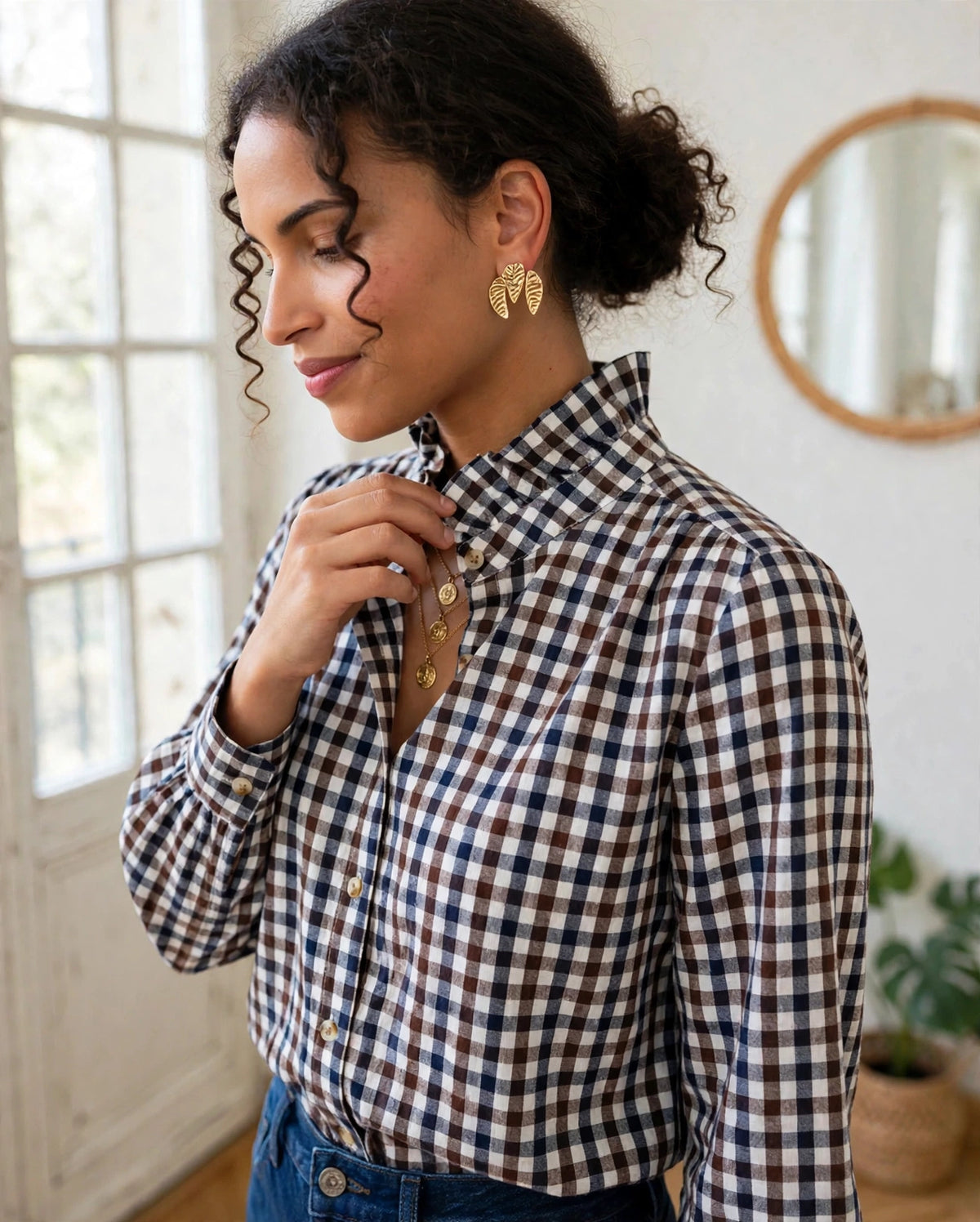 Détail du col et des boutons de la chemise Romy à carreaux vichy bleu marine, marron et écru.