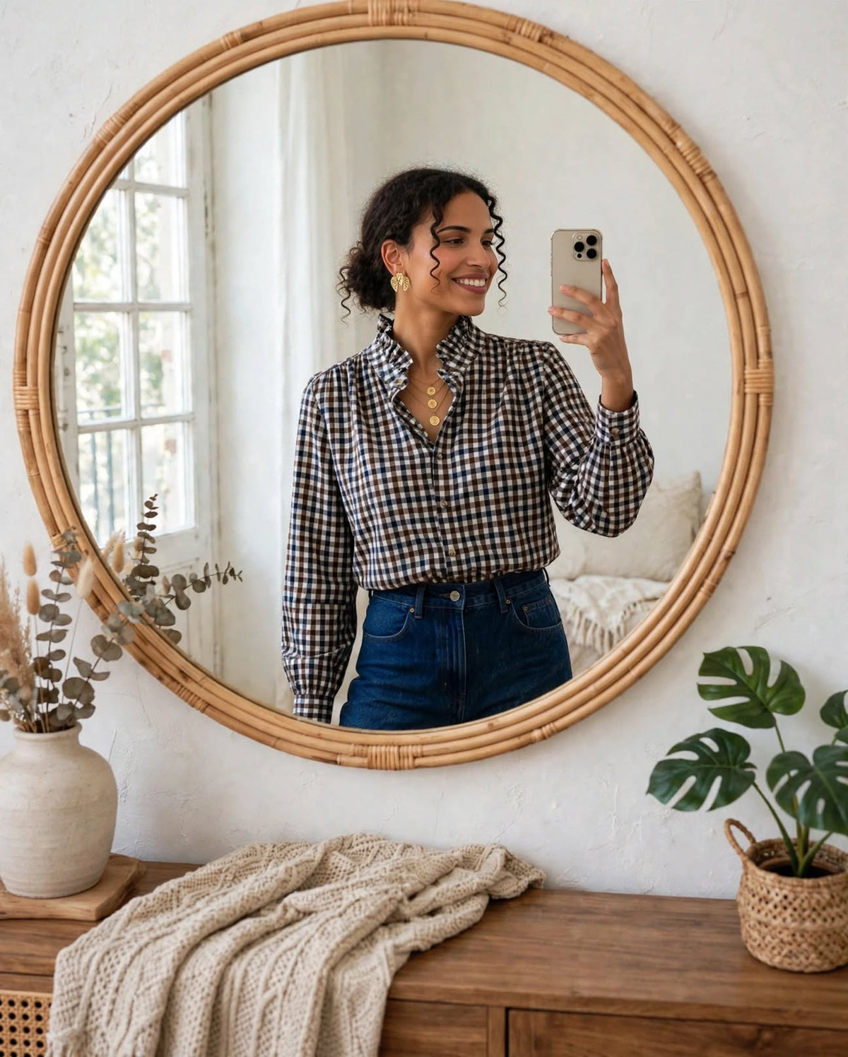 Chemise Romy à carreaux vichy rentrée dans un jean bleu, vue de face dans un miroir.