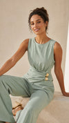 Combinaison pantalon fluide vert d'eau avec découpe asymétrique à< la taille et boucles métalliques dorées