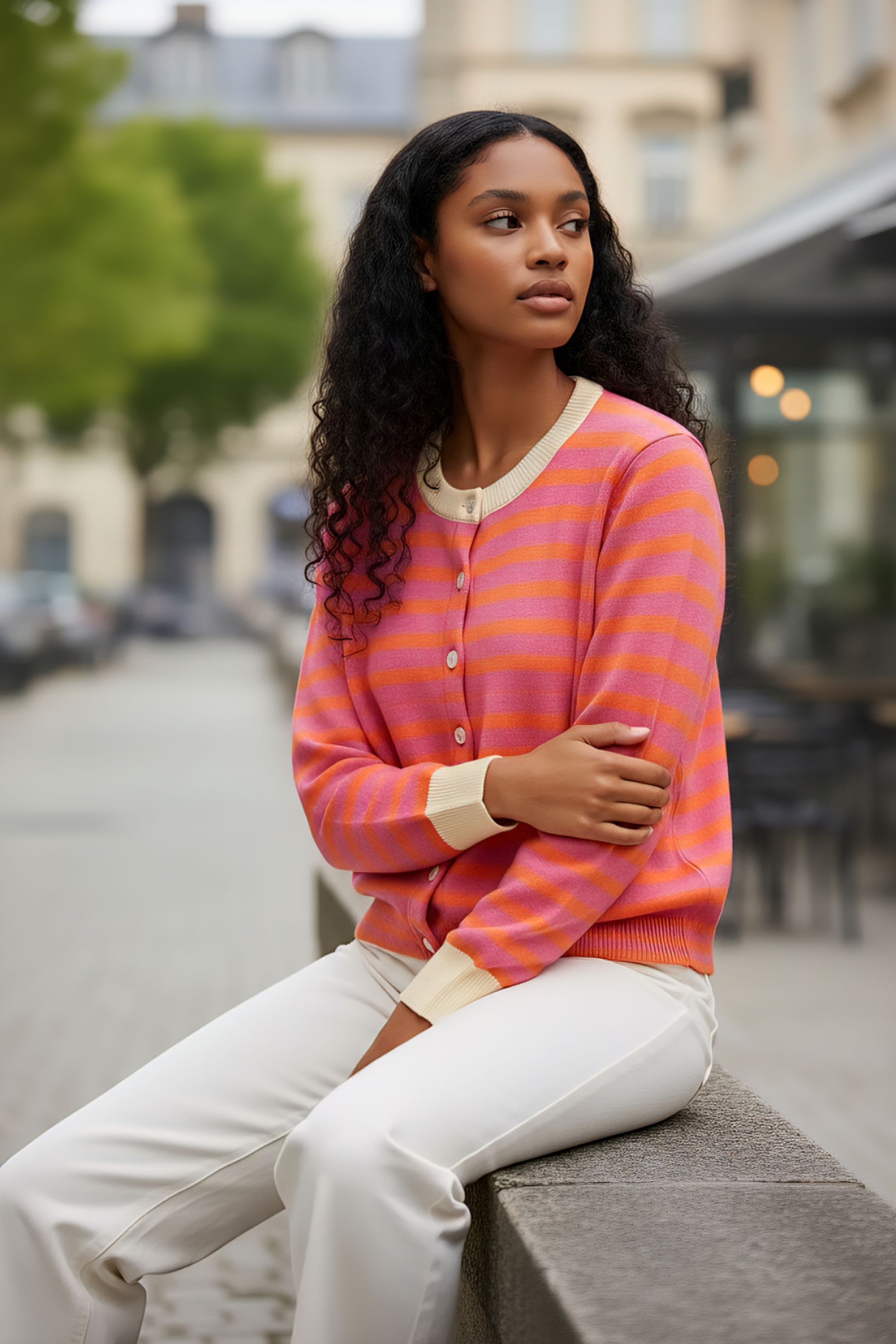Cardigan femme col rond bleu, blanc et marron. Une maille douce et tendance pour un look casual chic en toute saison.