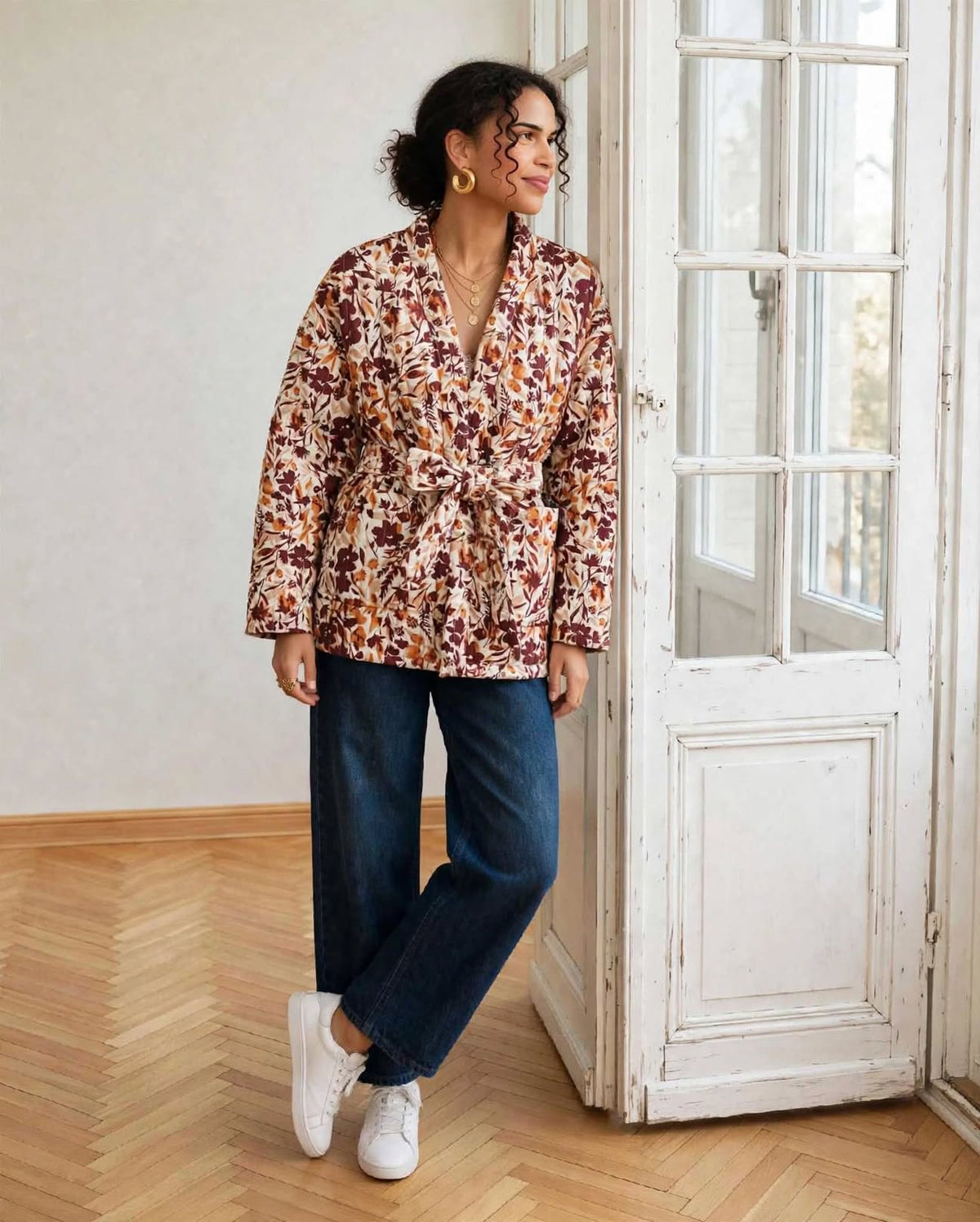  Kimono Flora fleuri porté ceinturé avec un jean bleu et des baskets blanches, vue de face.