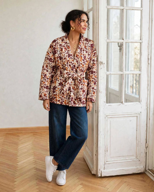  Kimono Flora fleuri porté ceinturé avec un jean bleu et des baskets blanches, vue de face.
