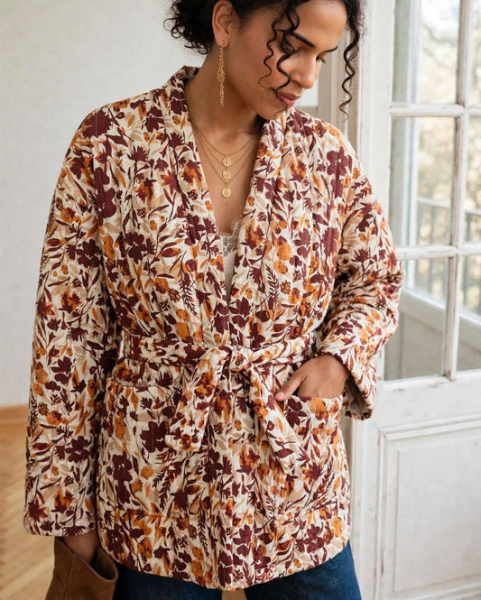  Kimono Flora à fleurs bordeaux et ocre sur fond écru, détail de la ceinture nouée et de la poche.