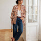 Kimono Flora porté ouvert avec un jean bleu et des chaussures bordeaux, silhouette debout.
