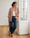 Kimono Flora porté ouvert avec un jean bleu et des chaussures bordeaux, silhouette debout.
