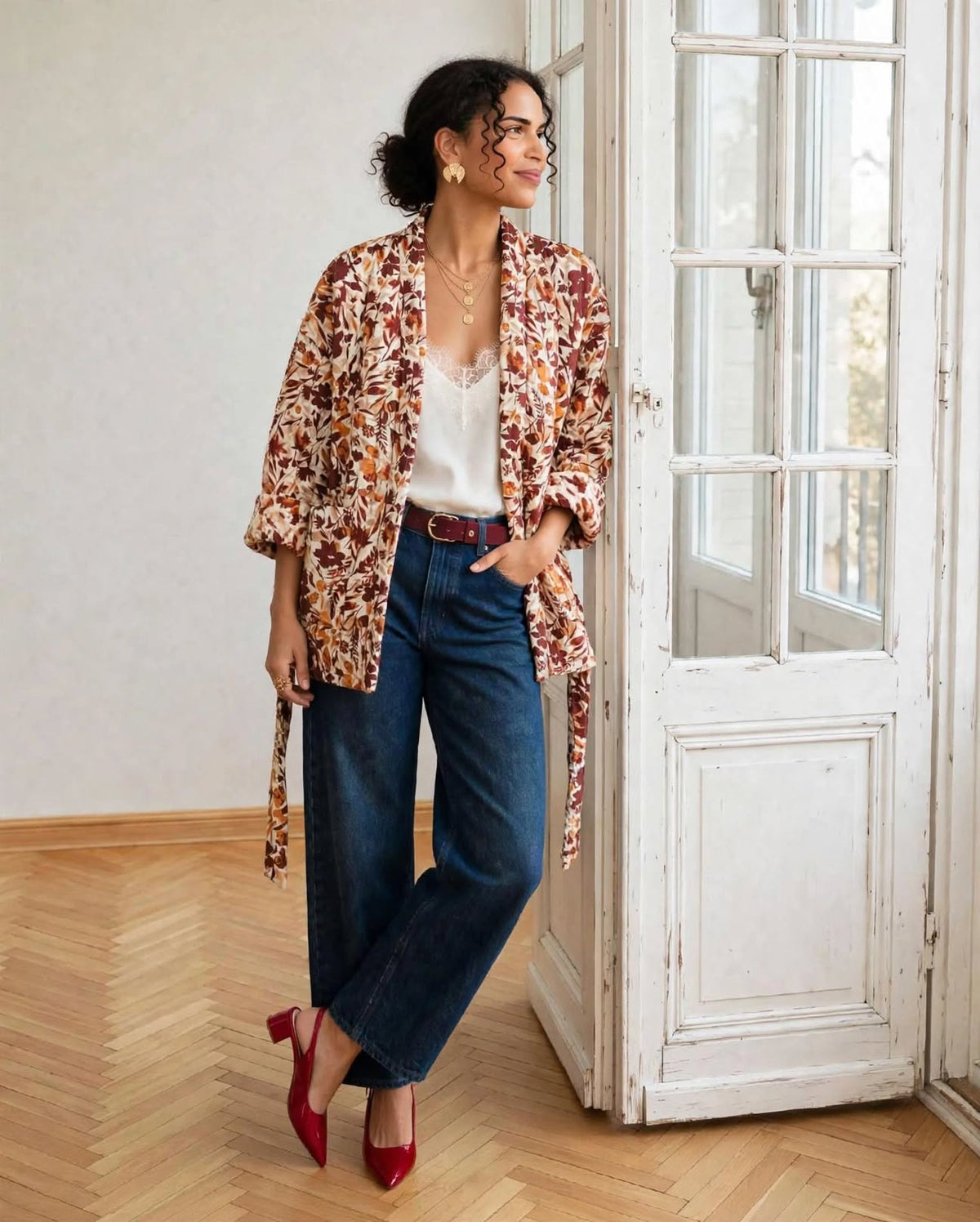 Kimono Flora porté ouvert avec un jean bleu et des chaussures bordeaux, silhouette debout.
