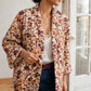 Kimono Flora porté ouvert sur un top écru, détail du col châle et de l’imprimé floral.