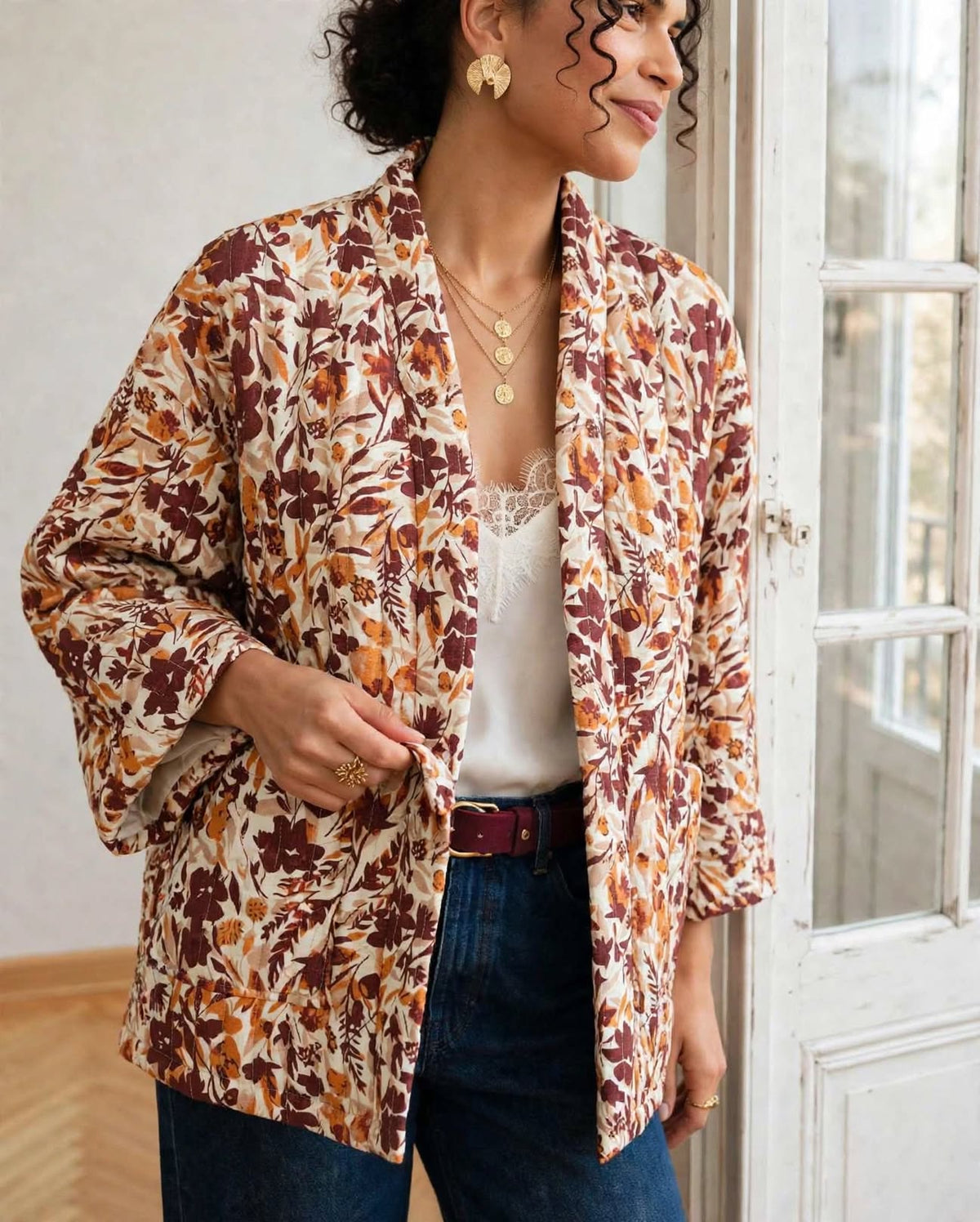Kimono Flora porté ouvert sur un top écru, détail du col châle et de l’imprimé floral.