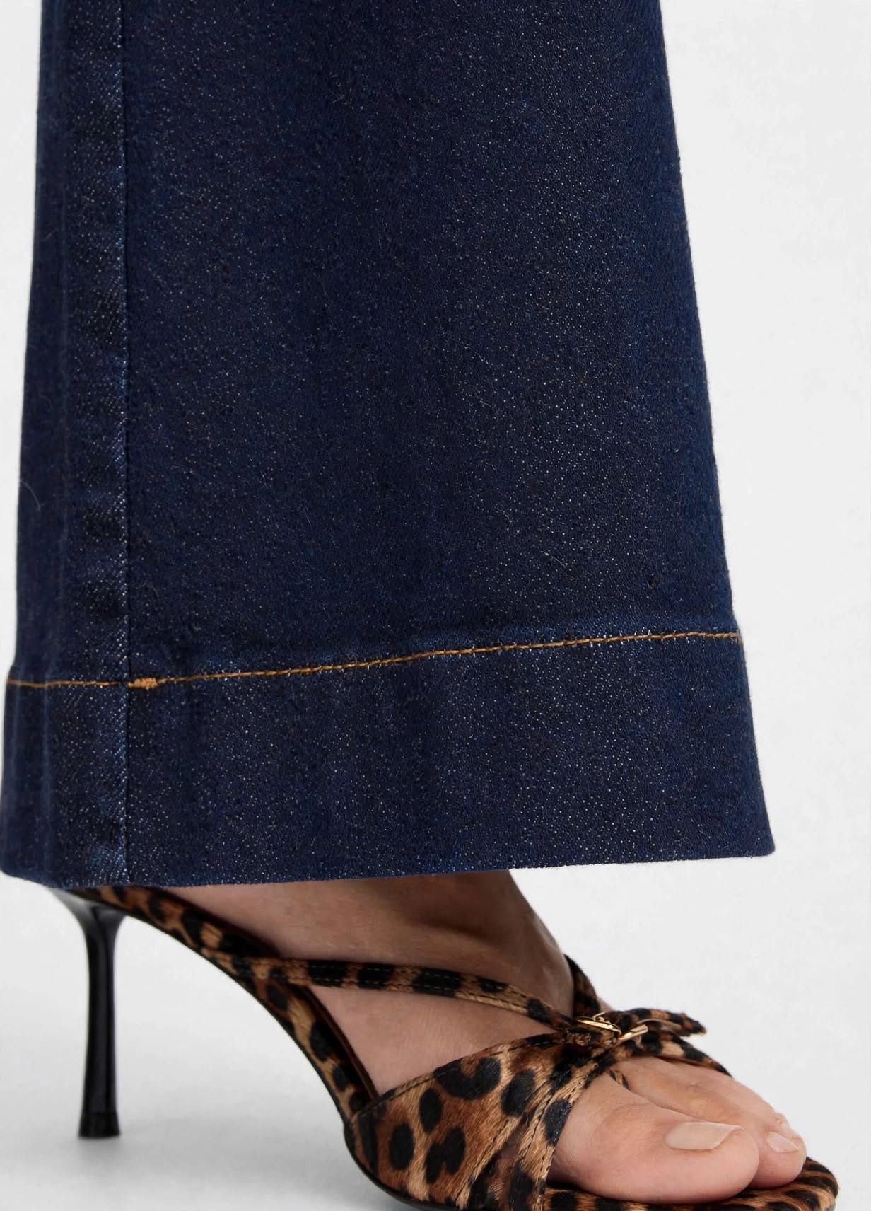 Détail jambe / ourlet : détail jambe large flare jean brut ourlet cru coupe 70s
