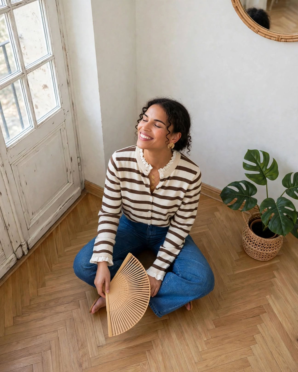 Détail col volanté froufrou pull rayé femme marron