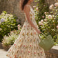 Robe longue fluide imprimée beige vue de face en lumière naturelle
