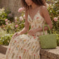 Robe longue imprimée florale beige en coton portée avec sandales bohèmes