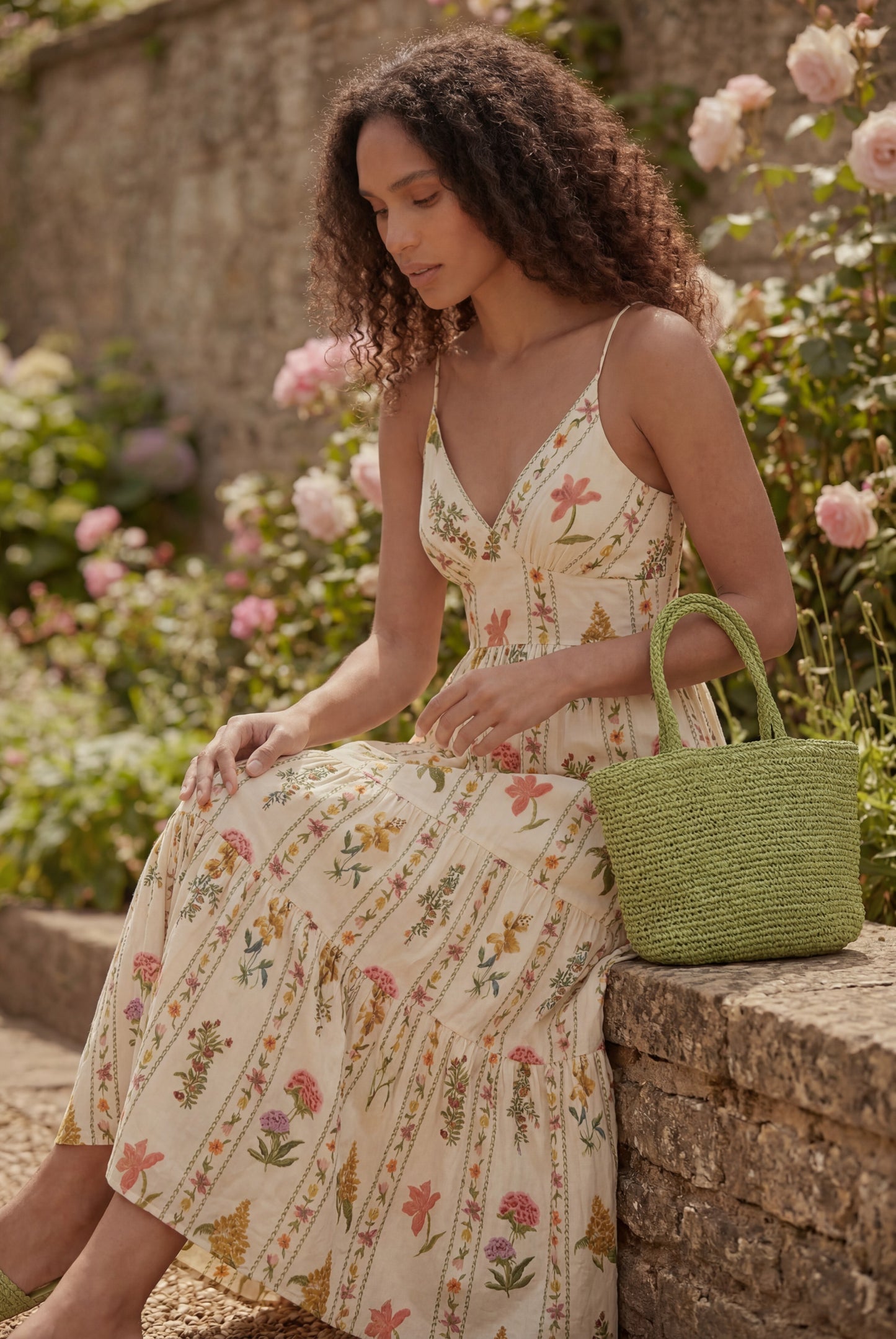 Robe longue imprimée florale beige en coton portée avec sandales bohèmes