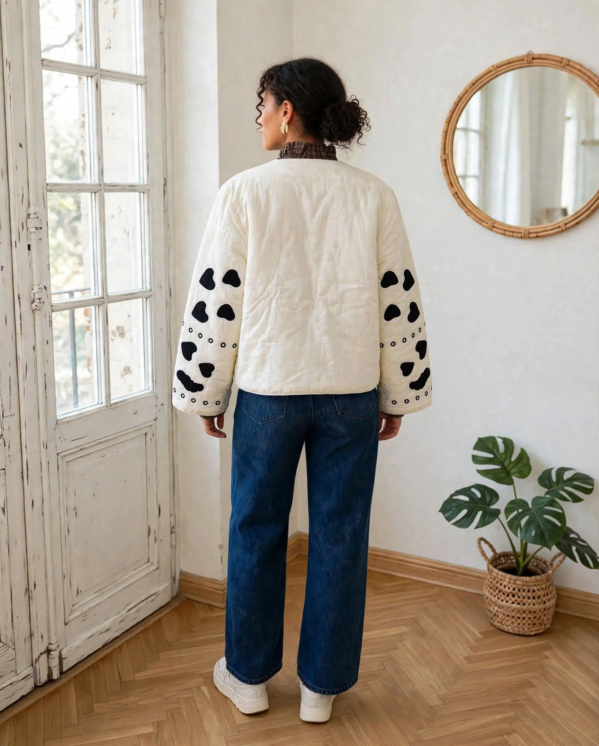 Veste Alma vue de dos, dos écru uni et motifs de cœurs noirs sur les manches.