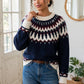 Vue rapprochée du pull Enora, col rond écru et motif jacquard bordeaux et écru sur fond bleu marine.