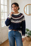 Vue rapprochée du pull Enora, col rond écru et motif jacquard bordeaux et écru sur fond bleu marine.