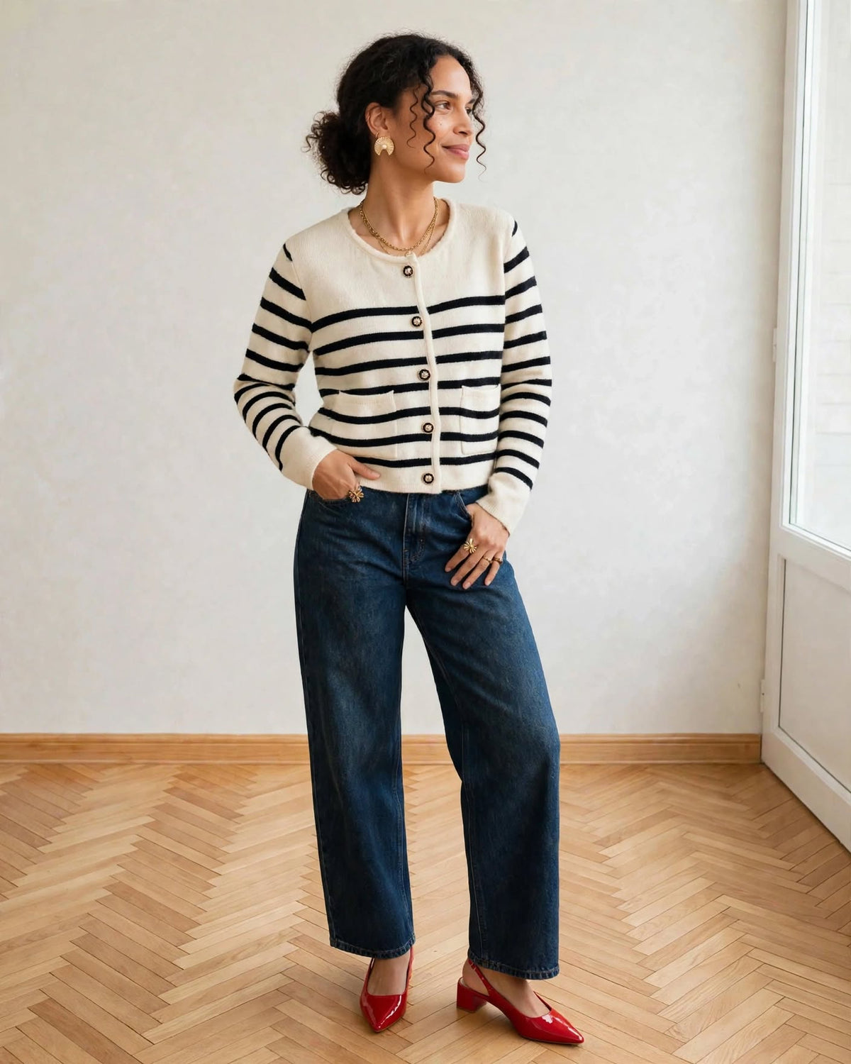 cardigan colette raye porte avec jean large bleu slingback rouge  esma shop