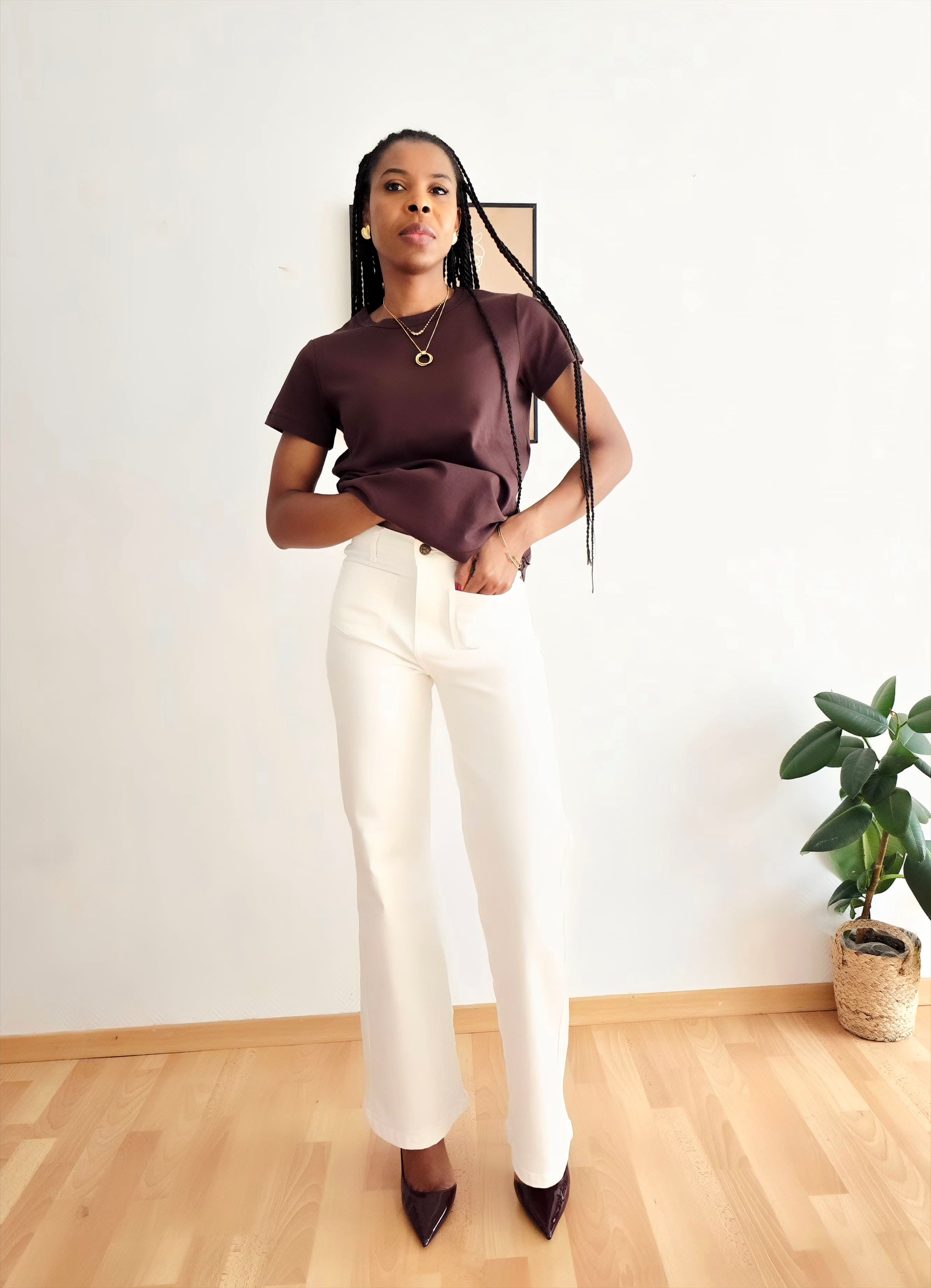 détail col rond t-shirt chocolat femme
