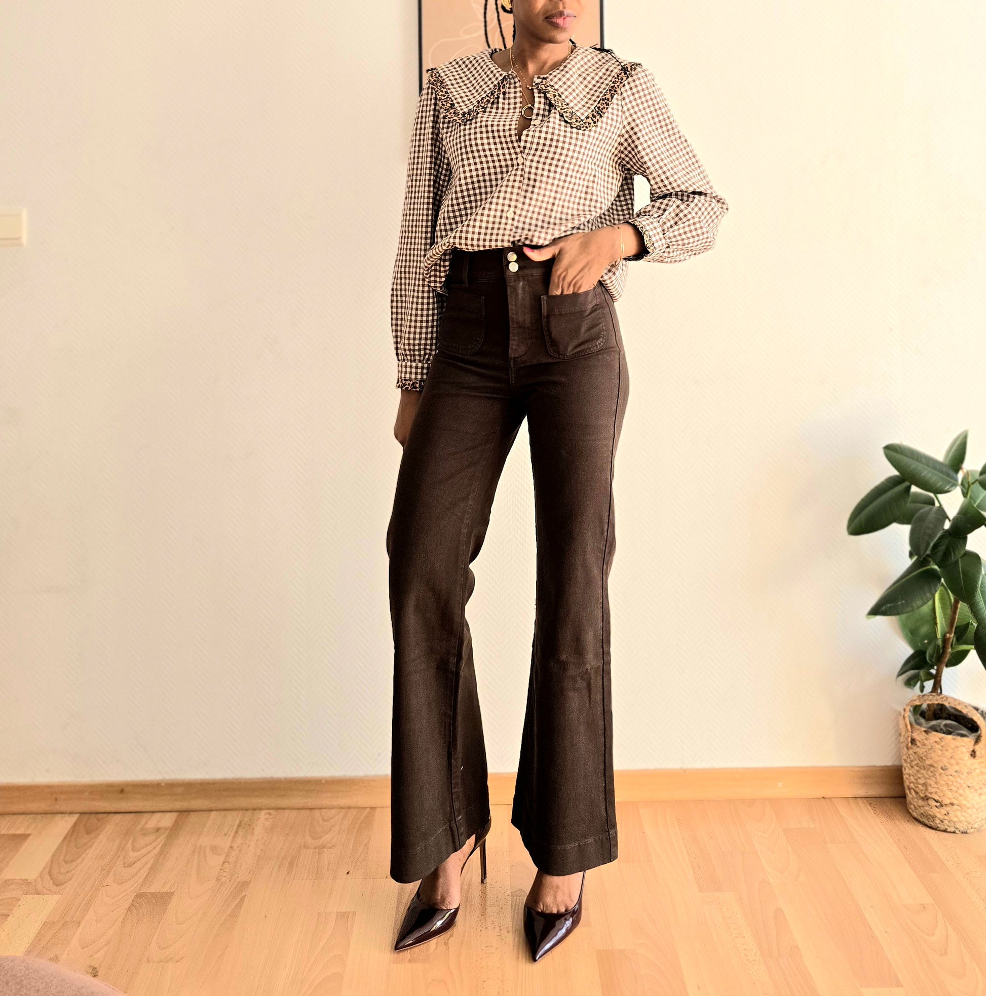 détail coupe flare jean taille haute femme marron