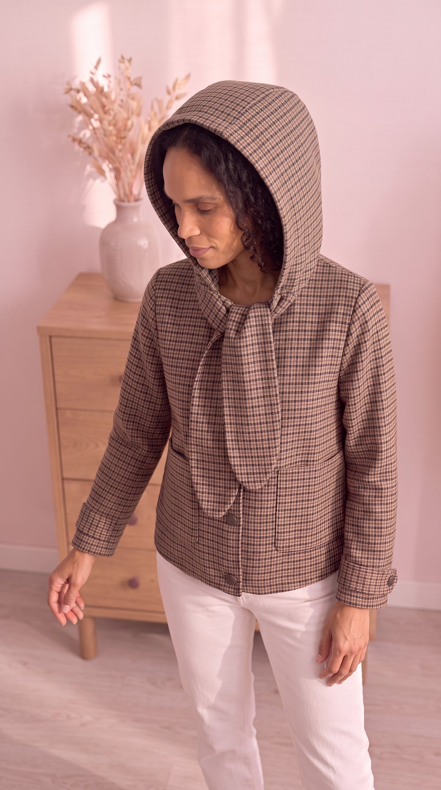 detail-capuche-amovible-veste-chic-pied-de-poule