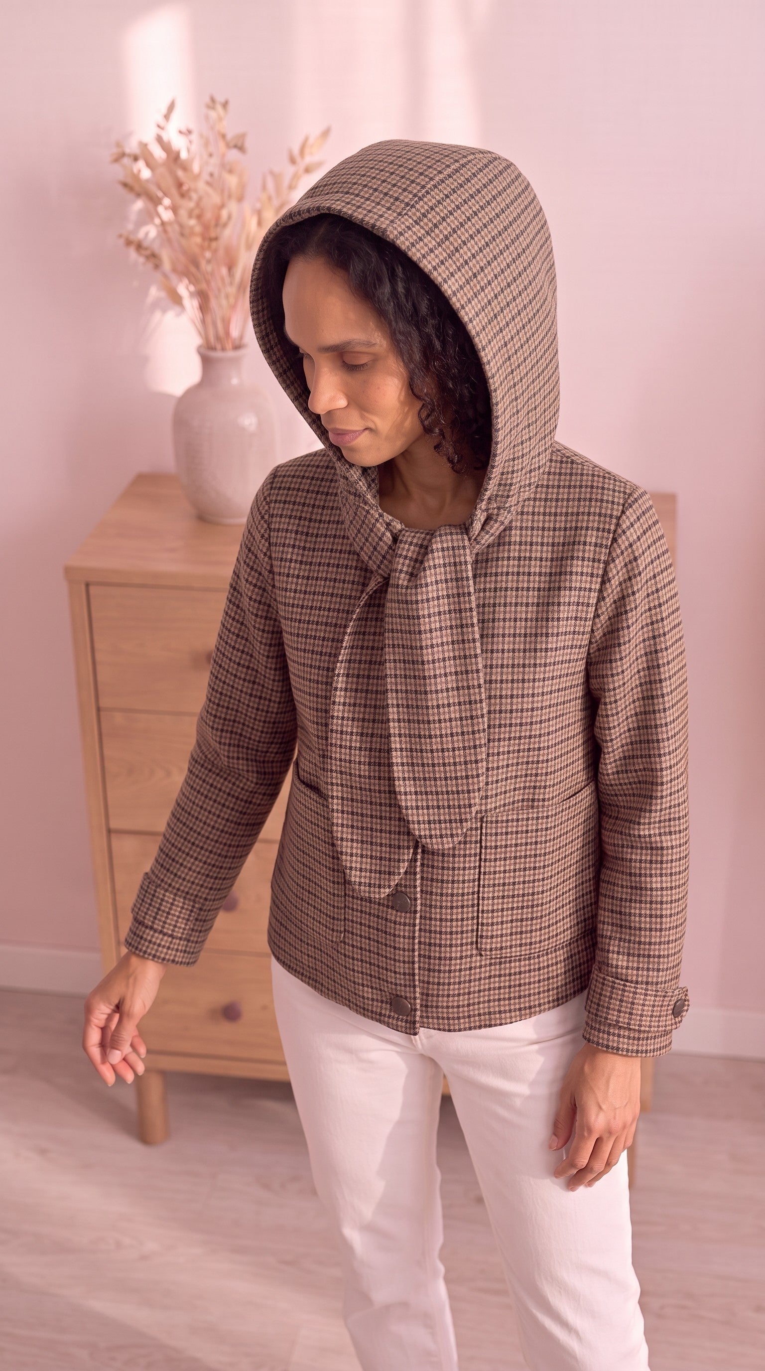 detail-capuche-amovible-veste-chic-pied-de-poule