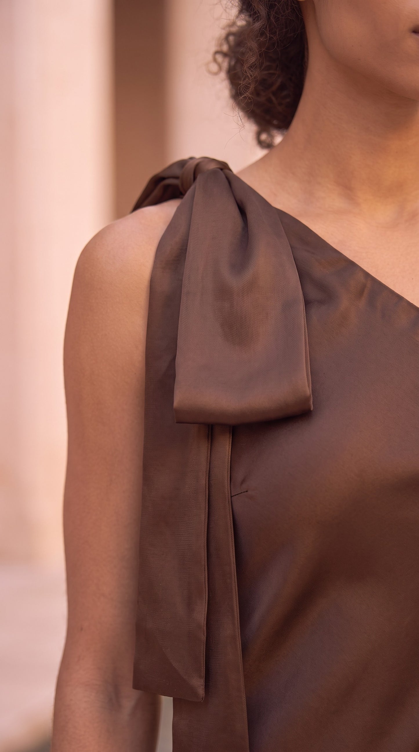 detail-noeud-epaule-robe-soiree-satin marron