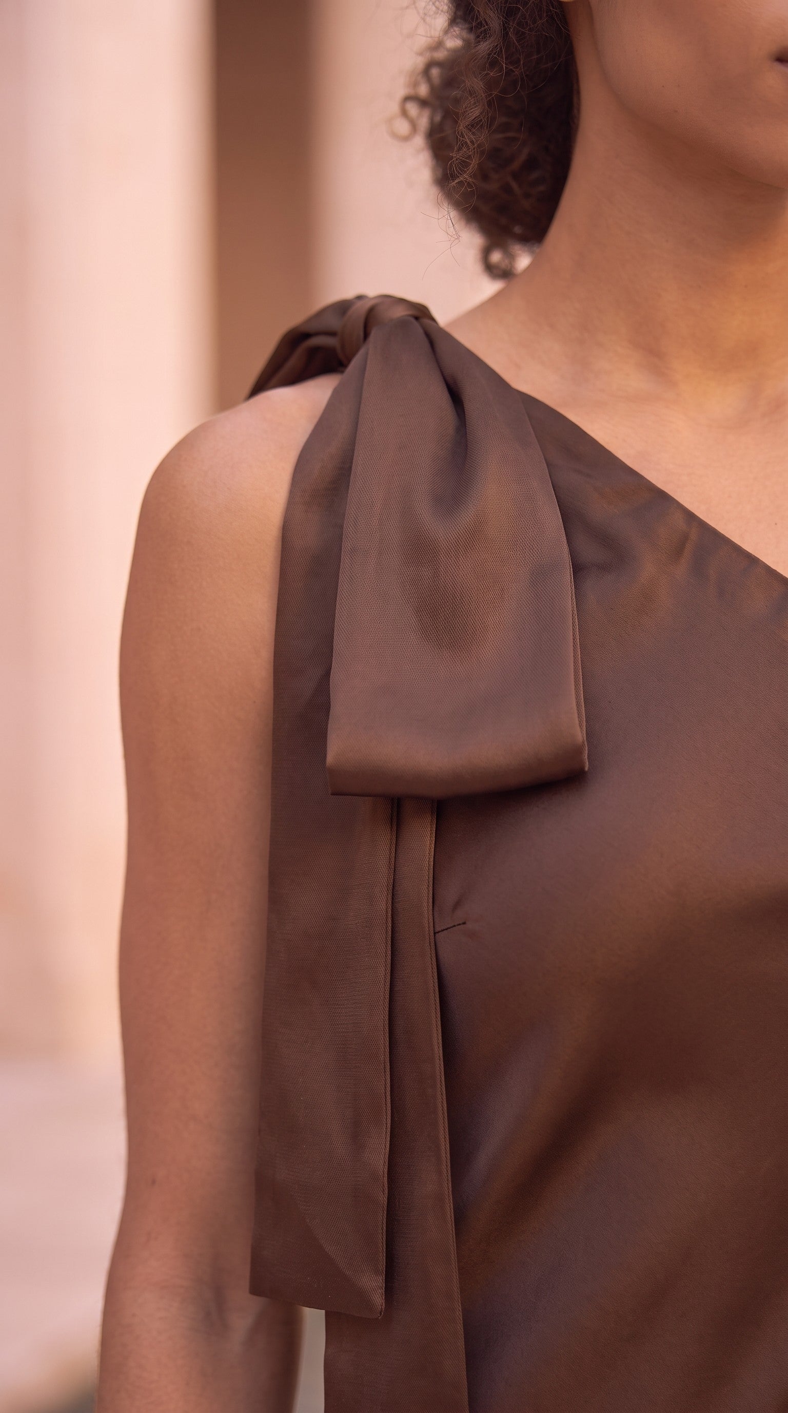 detail-noeud-epaule-robe-soiree-satin marron