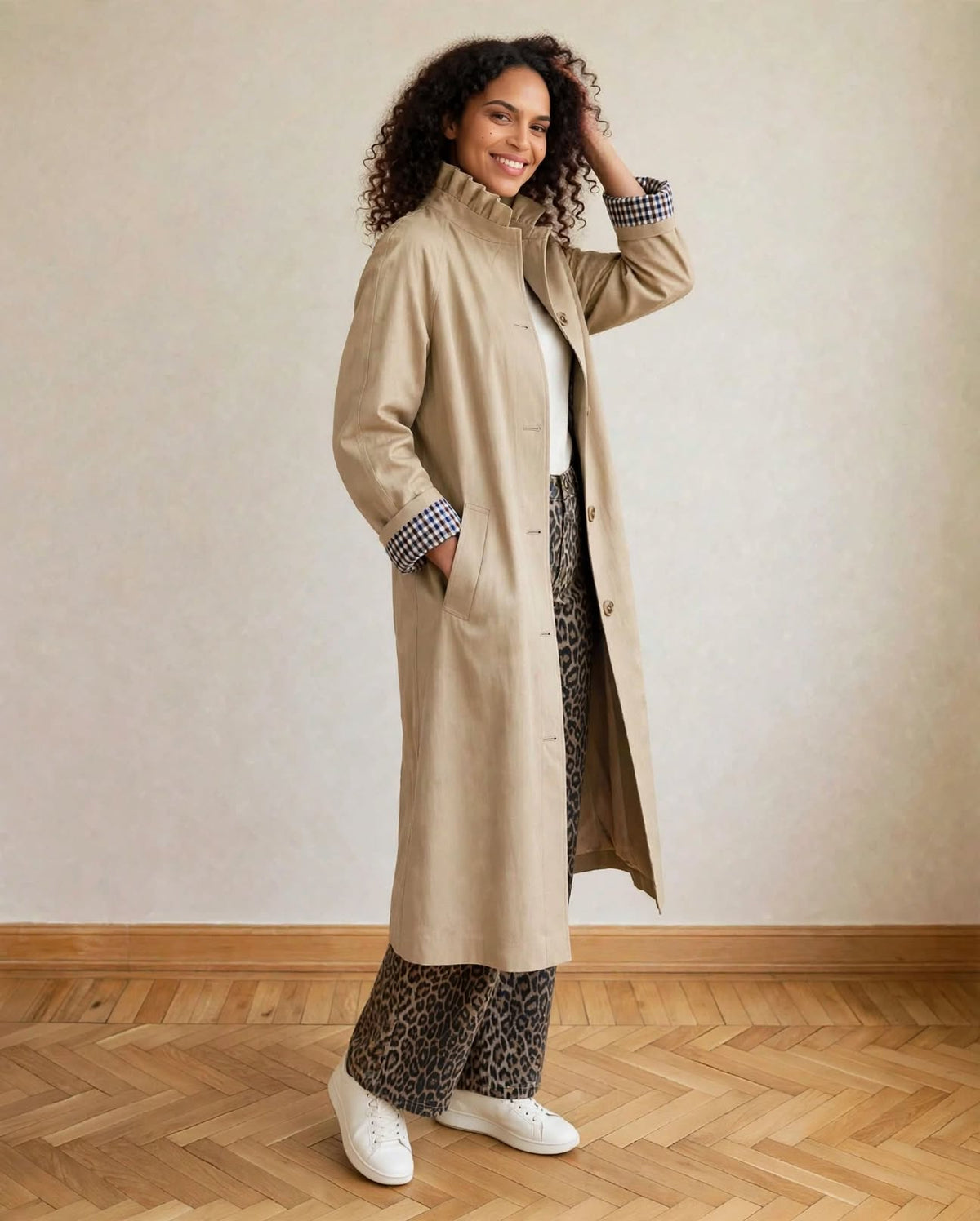 detail revers manche vichy bleu blanc trench long
