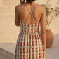 Robe longue Esma Shop à fines bretelles, imprimé floral rouge et rayures verticales crème. Dos nu.