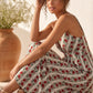 Esma Shop robe longue à imprimé floral rouge et blanc, décolleté plongeant, fines bretelles, style bohème.
