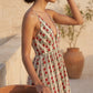 Esma Shop robe longue à fines bretelles, imprimé floral rouge et rayures verticales, décolleté plongeant en V.