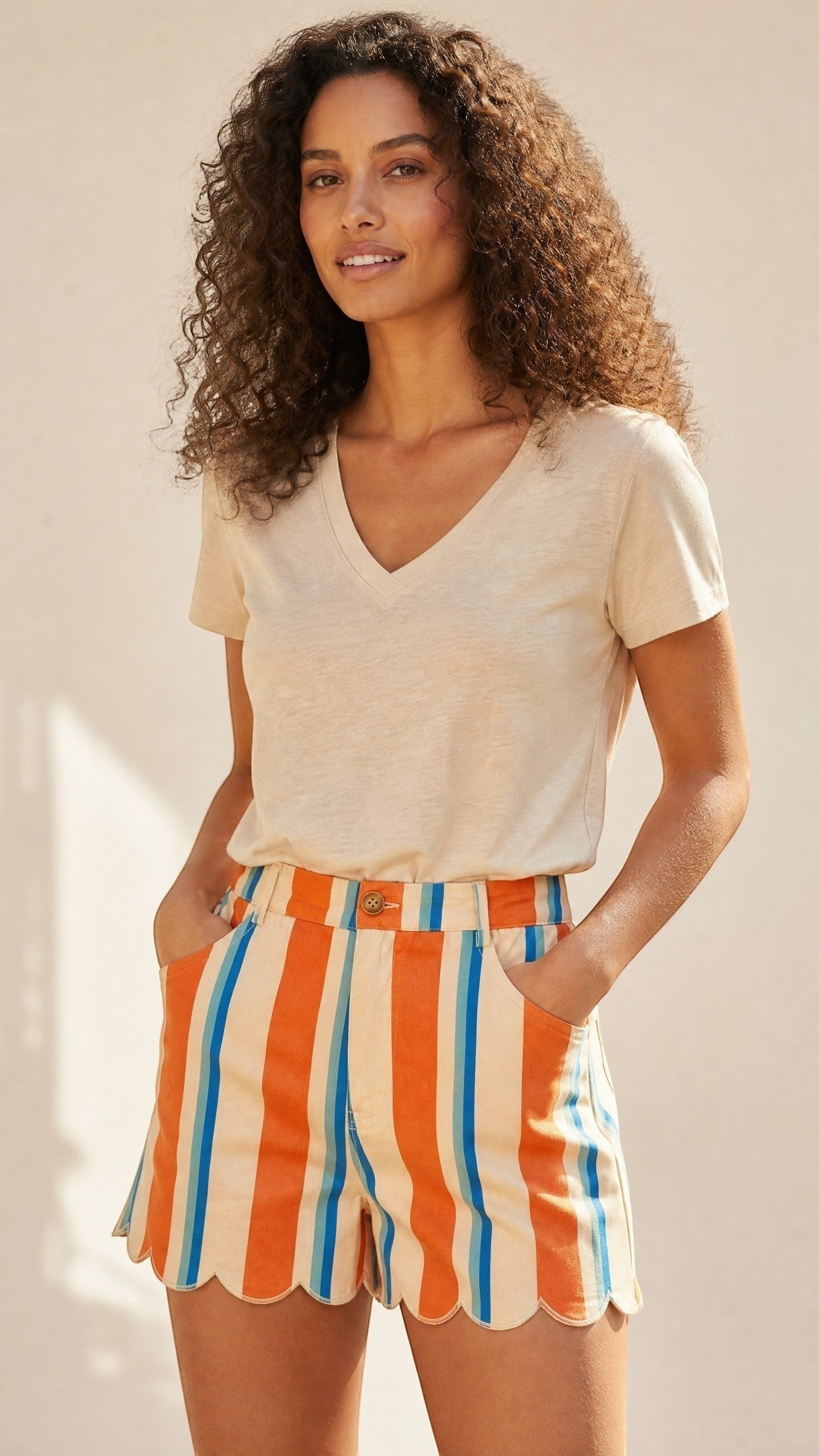 Esma Shop Short taille haute rayé en coton orange, bleu et crème avec bords festonnés. Coupe droite.