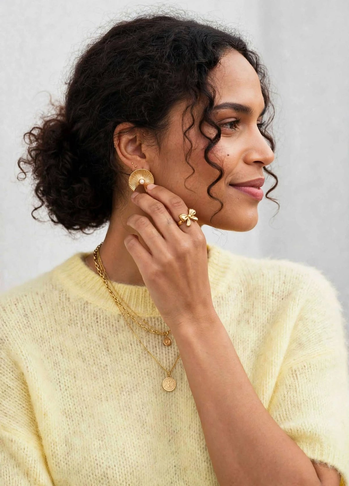 femme porte boucles oreilles coquillage dore acier inoxydable