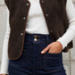  gilet polaire marron femme porte ouvert sur pull ecru et jean brut - look automne