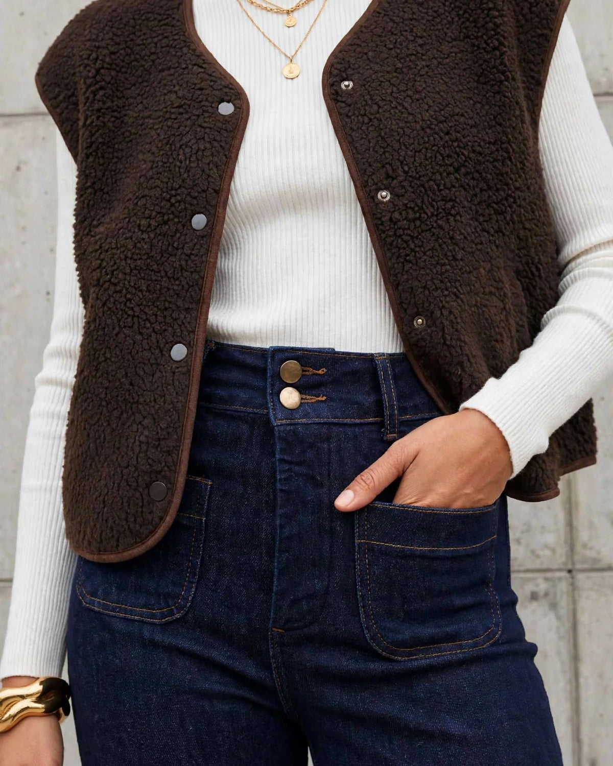  gilet polaire marron femme porte ouvert sur pull ecru et jean brut - look automne