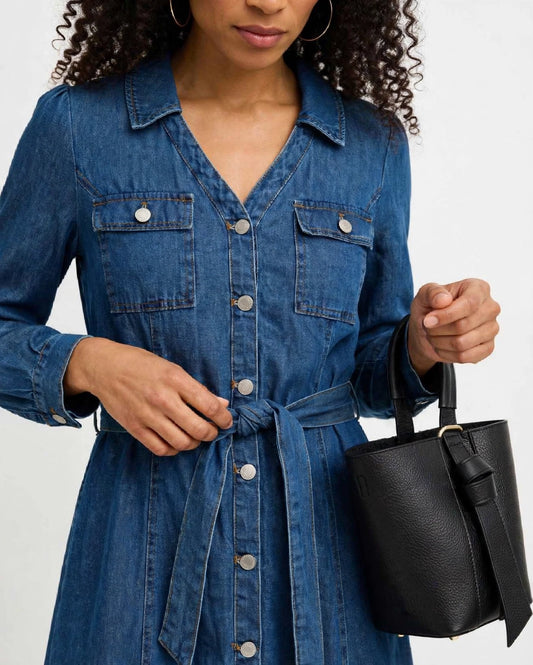 gros plan detail ceinture denim assortie robe jean