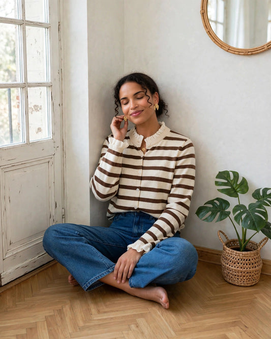 pull marinière chocolat porté avec jean brut taille haute