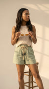 Short taille haute avec ceinture