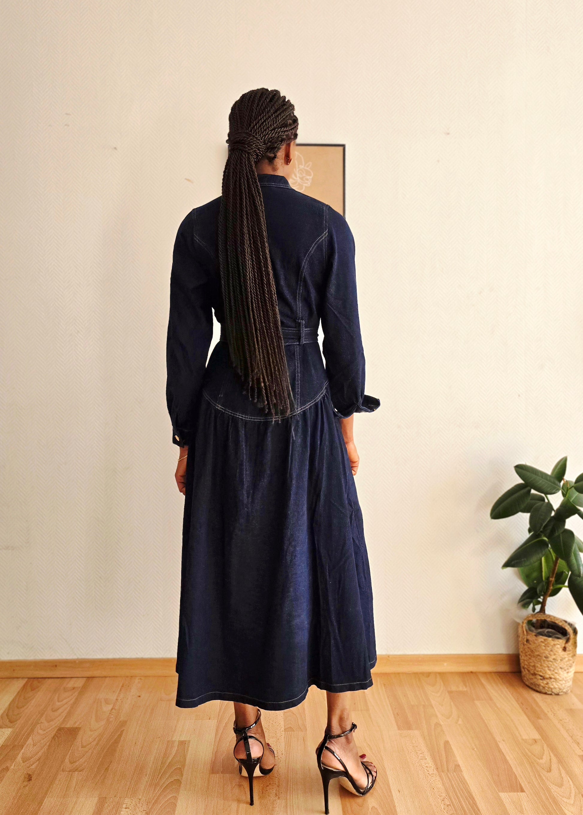 robe en jean brut femme avec ceinture assortie chic  sezane

