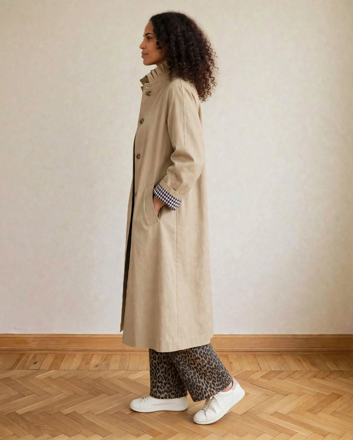 trench long beige  olivia femme avec jean 