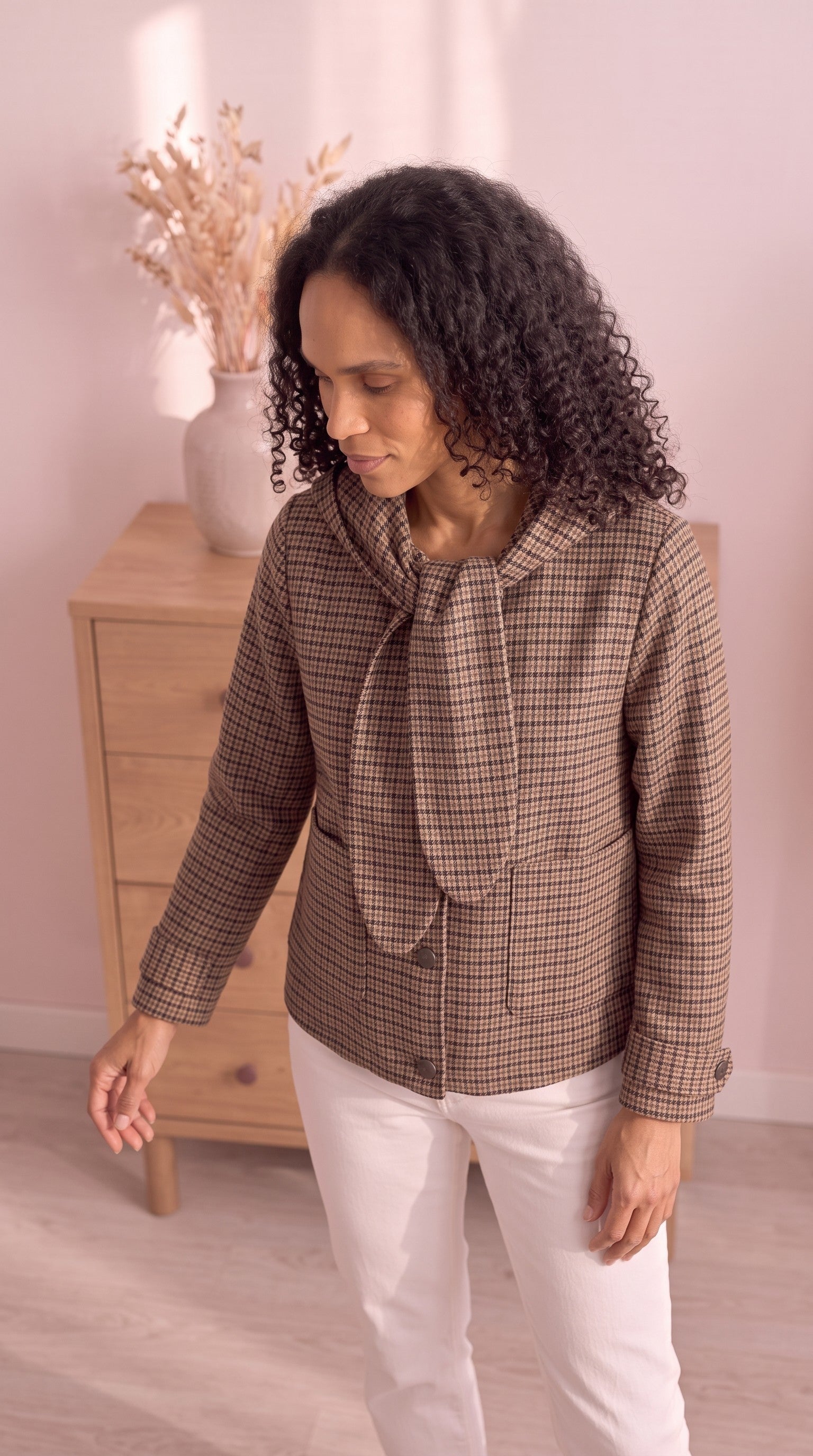 veste-courte-femme-motif-pied-de-poule-vue-de-face