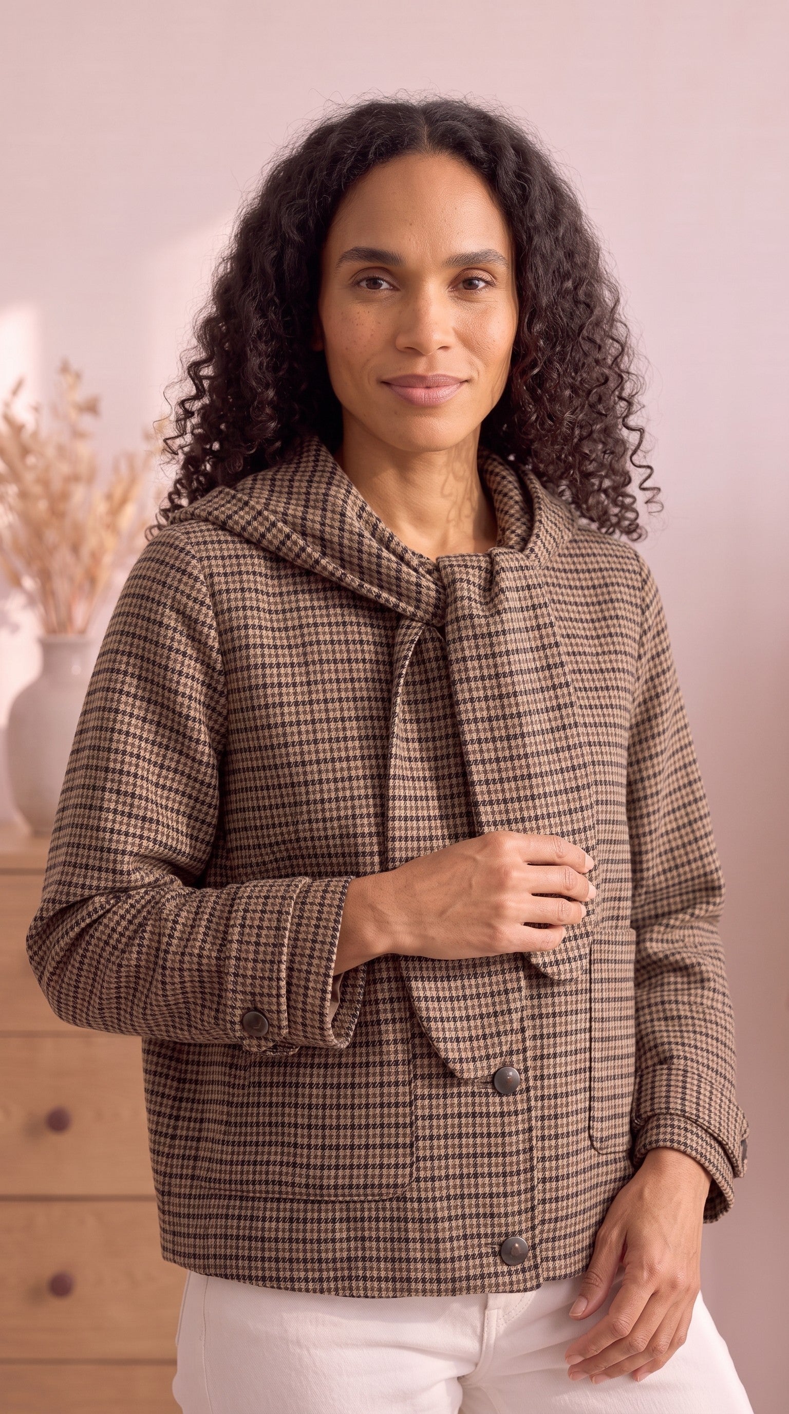 veste-pied-de-poule-portee-ouverte-look-casual-chic